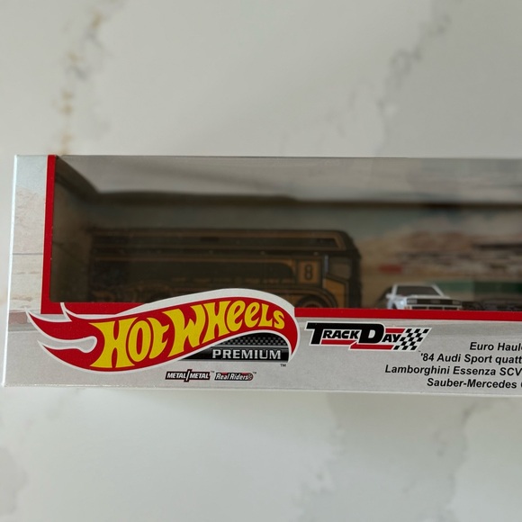 Hot Wheels 2023 Premium Set Track Day Euro Hauler Audi Lamborghini Set - Picture 2 of 6